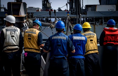 USS Carney Conducts Underway Replenishment (43944146791)