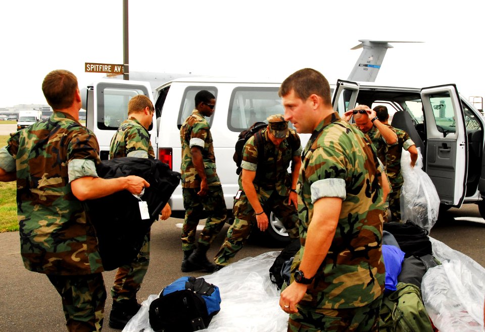US Navy 070806-N-4515N-015 Sailors assigned to Mobile Diving and Salvage Unit (MDSU) 2 from Naval Amphibious Base Little Creek, Va., arrive at 934th Air Reserve Base Minneapolis Minn. Aug. 6