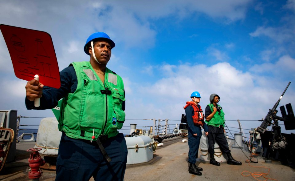 USS Carney Conducts Underway Replenishment (43038882535)