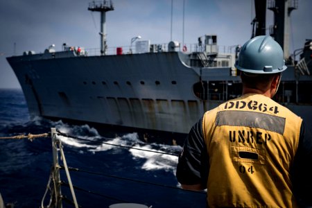 USS Carney Conducts Underway Replenishment (43038878385)