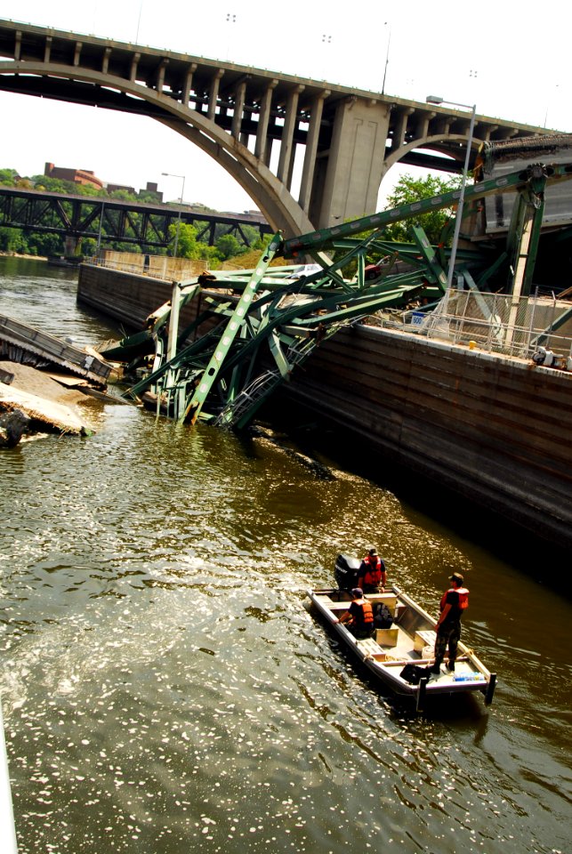 US Navy 070807-N-4515N-192 Navy divers from Mobile Diving and Salvage Unit (MDSU) 2 from Naval Amphibious Base Little Creek, Va., survey and assess the wreckage of the I-35 Bridge