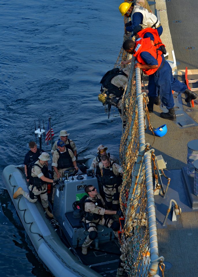 USS CARNEY (DDG 64) 131130-N-FO359-537 (11494478196)