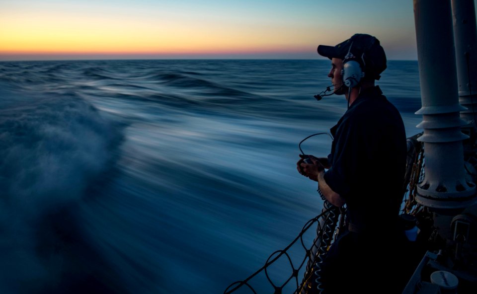USS Carney Conducts Underway Replenishment (43944147811)