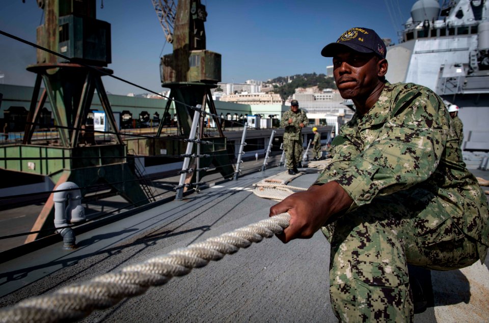 USS Carney Arrives in Algiers (43709106672)