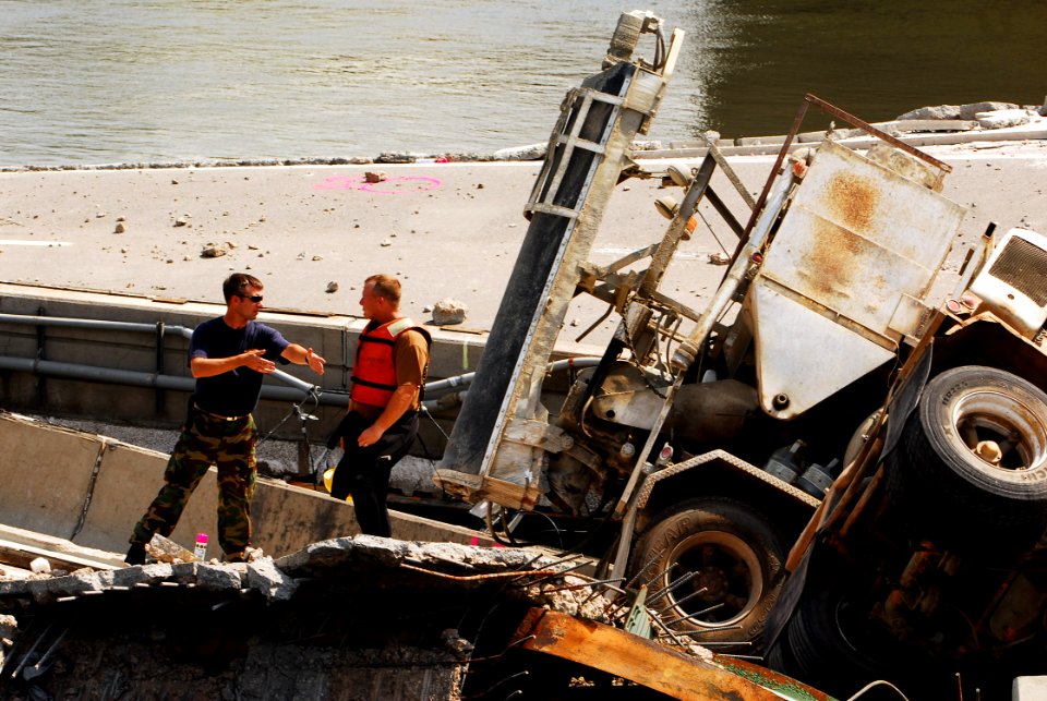 US Navy 070807-N-4515N-106 Navy divers from Mobile Diving and Salvage Unit (MDSU) 2 from Naval Amphibious Base Little Creek, Va., survey and assess the wreckage of the I-35 Bridge
