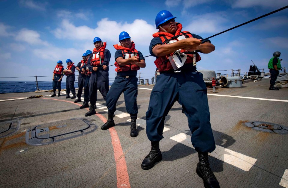 USS Carney Conducts Underway Replenishment (43944147291)