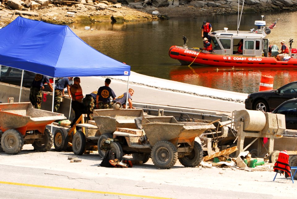 US Navy 070807-N-4515N-111 Navy divers from Mobile Diving and Salvage Unit (MDSU) 2 from Naval Amphibious Base Little Creek, Va., unload supplies onto the wreckage of the I-35 Bridge