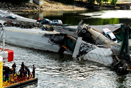 US Navy 070809-N-4515N-028 Navy divers attached to MDSU 2 conduct salvage operations from a U.S. Army Corps of Engineers Crane Barge at the site of the I-35 bridge collapse