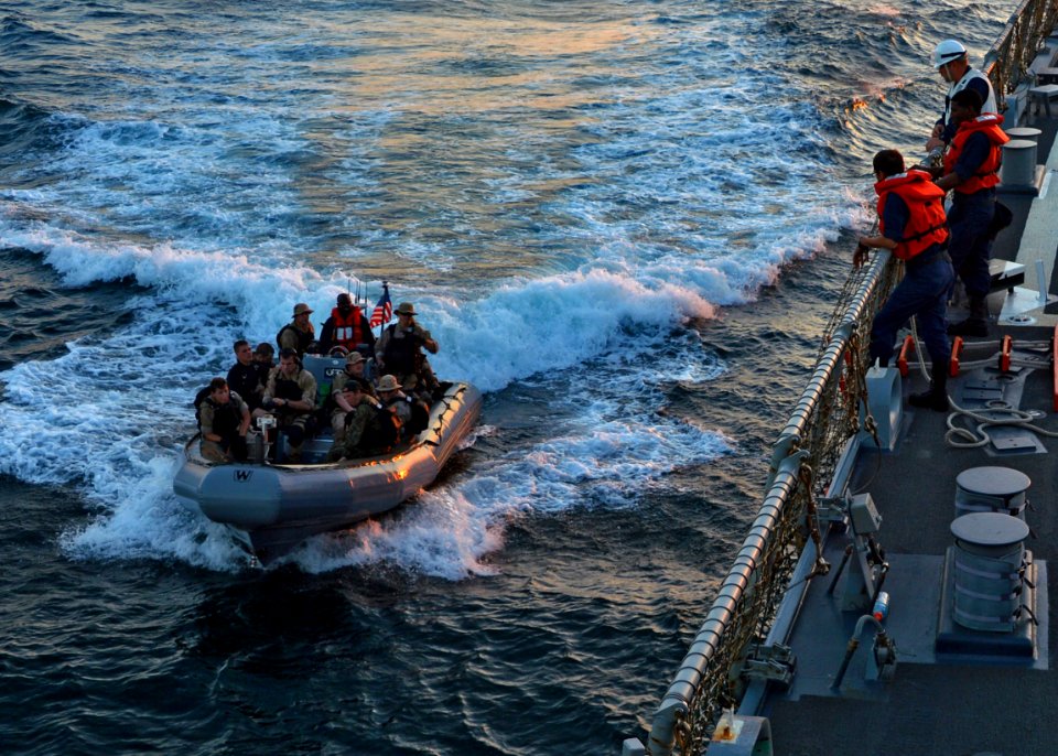 USS CARNEY (DDG 64) 131201-N-FO359-210 (11494490933)