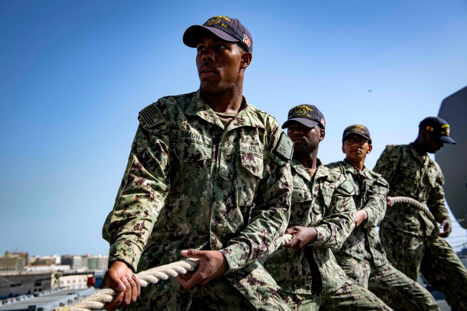 USS Carney Arrives in Algiers (43041249074)