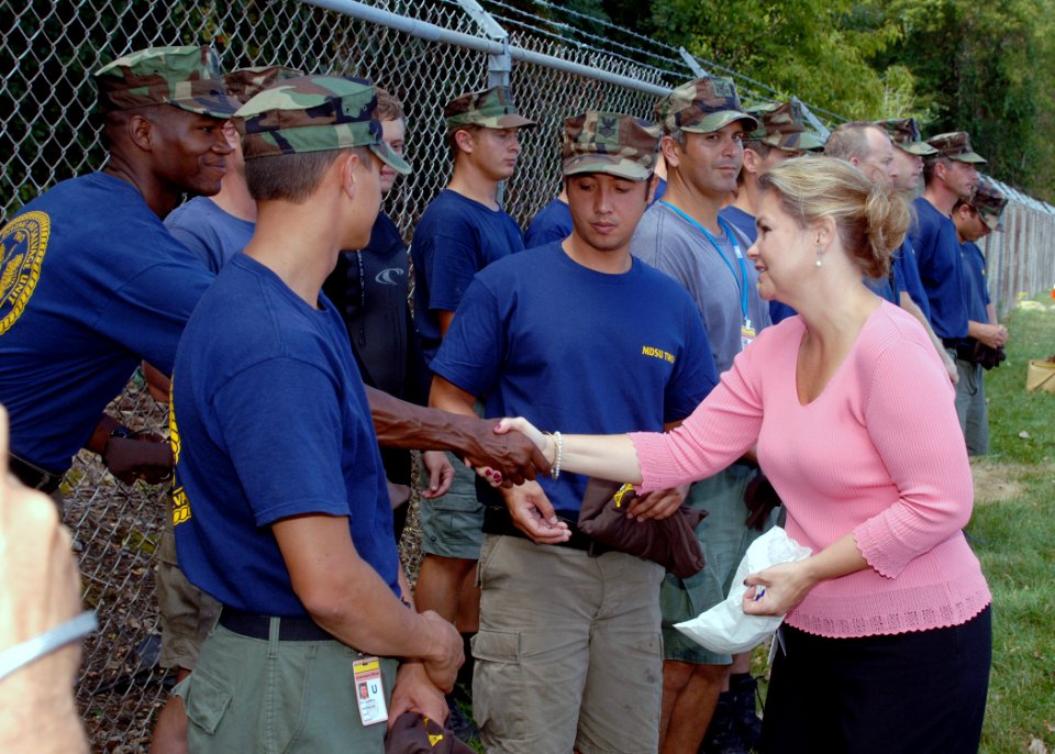 US Navy 070811-N-3093M-016 Minnesota Senator, Julianne E. Ortman personally thanks Navy Diver 1st Class Clarence Allen of Mobile Diving and Salvage Unit (MDSU) 2 for his efforts in the wake of the I-35 bridge collapse