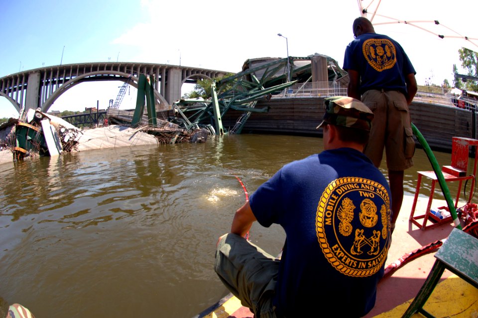 US Navy 070811-N-3093M-019 Tenders from Navy Mobile Diving and Salvage Unit (MDSU) 2 supervise a diver as he conducts search and recovery operations in the Mississippi River
