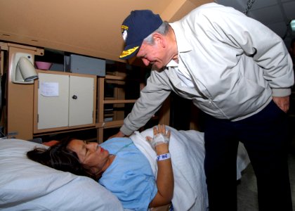 US Navy 070809-N-8704K-140 Jose Murgia, president of Peru's La Libertad region, meets with a patient aboard hospital ship USNS Comfort (T-AH 20)