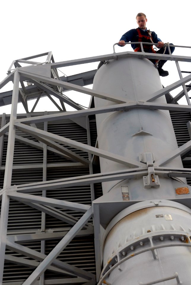 US Navy 070816-N-0890S-003 Fire Controlman 3rd Class Christopher Laird performs maintenance aloft on the SPS-48 radar aboard nuclear-powered aircraft carrier USS Nimitz (CVN 68)