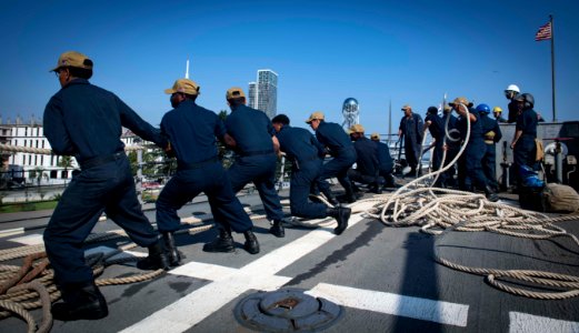 USS Carney (30407490968)