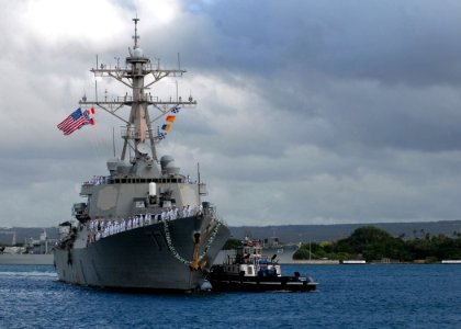 US Navy 070820-N-9758L-146 A tugboat assigned to Naval Station Pearl Harbor assists Arleigh Burke-class guided-missile destroyer USS O'Kane (DDG 77) through the harbor waters as she makes her way pier side to Naval Statio