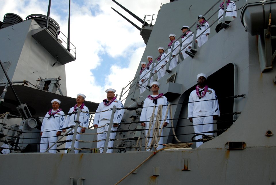 US Navy 070820-N-9758L-180 Sailors on board Arleigh Burke-class guided-missile destroyer USS O'Kane (DDG 70) man the rails as she makes her way pier side to Naval Station Pearl Harbor
