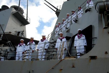 US Navy 070820-N-9758L-180 Sailors on board Arleigh Burke-class guided-missile destroyer USS O'Kane (DDG 70) man the rails as she makes her way pier side to Naval Station Pearl Harbor