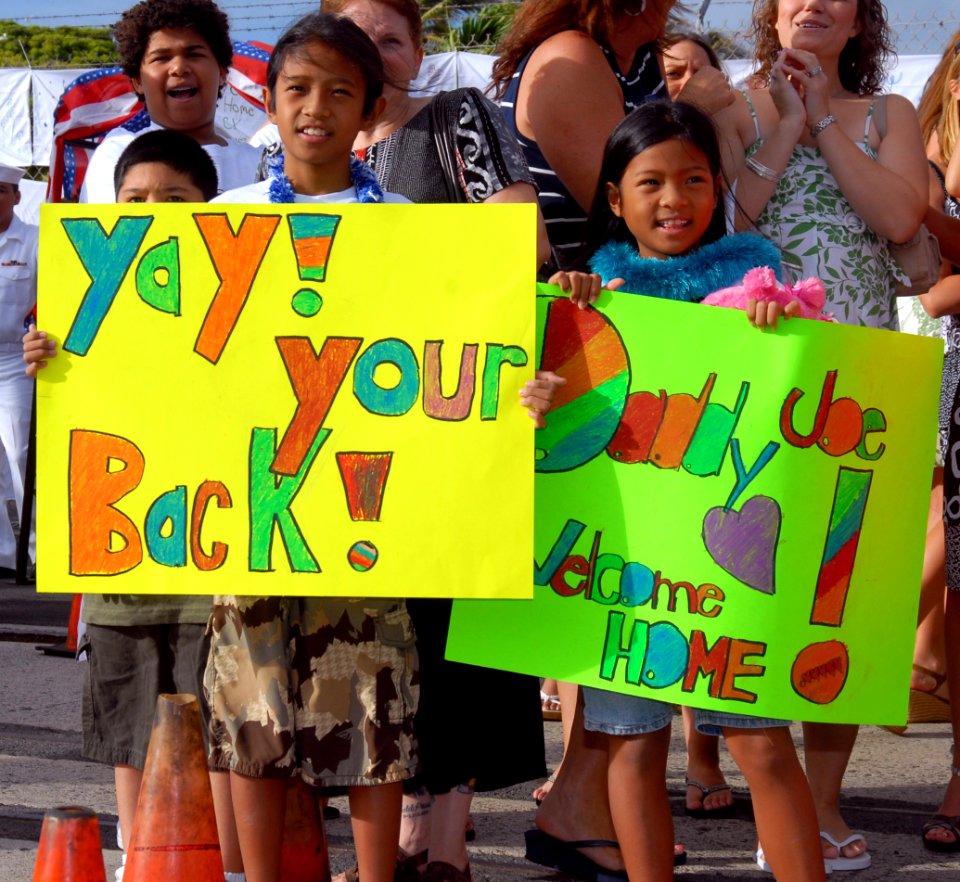 US Navy 070820-N-9758L-087 Children hold signs welcoming home Sailors during a homecoming ceremony for Arleigh Burke-class guided-missile destroyer USS Paul Hamilton (DDG 60) at Naval Station Pearl Harbor