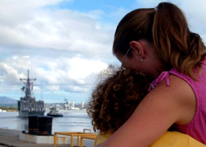US Navy 070824-N-0879R-010 Family and friends say goodbye to Sailors aboard Oliver Hazard Perry-class guided-missile frigate USS Reuben James (FFG 37) as they depart for the Western Pacific