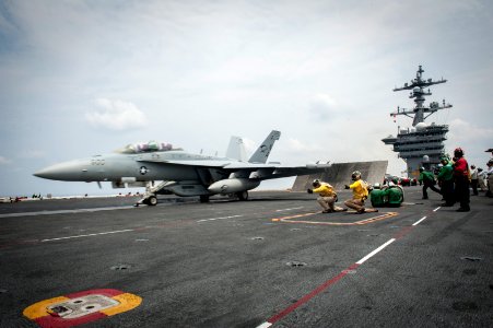 USS Carl Vinson operations 140930-N-HD510-065