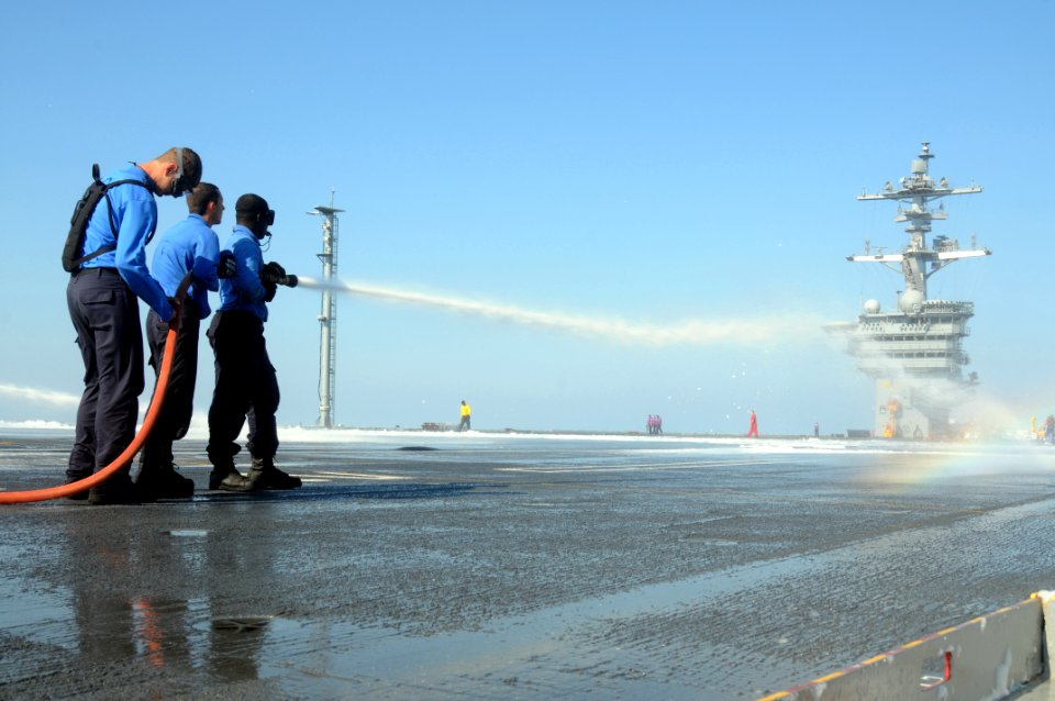 USS Carl Vinson pulls out for sea trials DVIDS185892