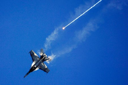 US Navy 070823-N-3136P-072 An F-A-18F Super Hornet, assigned to Strike Fighter Squadron (VFA) 102, fires off its flares while performing evasive maneuvers during an air power demonstration
