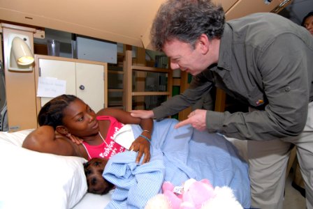 US Navy 070826-N-8704K-095 Columbian Defense Minister Juan Manuel Sant visits with Lucella Quinonez and her daughter in a patient ward aboard Military Sealift Command hospital ship USNS Comfort (T-AH 20) photo