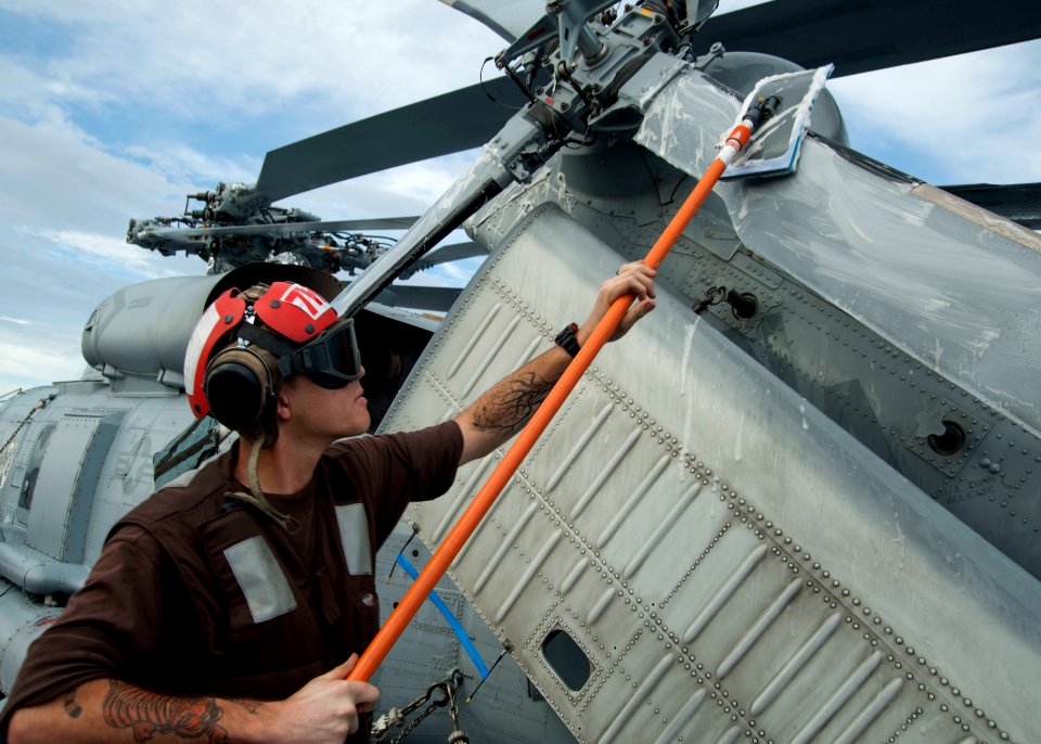 USS Carl Vinson operations 140925-N-DI878-153