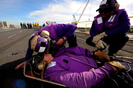 USS Carl Vinson conducts a flight deck fire drill. (8407755431)