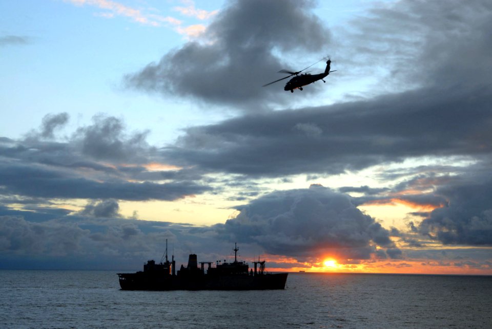 US Navy 070827-N-8704K-111 An MH-60S Seahawk, from Helicopter Sea Combat Squadron 28, prepares to transport cargo from Military Sealift Command (MSC) supply ship USNS Saturn (T-AFS 10) to MSC hospital ship USNS Comfort (T-AH 20