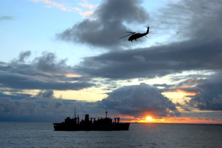 US Navy 070827-N-8704K-111 An MH-60S Seahawk, from Helicopter Sea Combat Squadron 28, prepares to transport cargo from Military Sealift Command (MSC) supply ship USNS Saturn (T-AFS 10) to MSC hospital ship USNS Comfort (T-AH 20