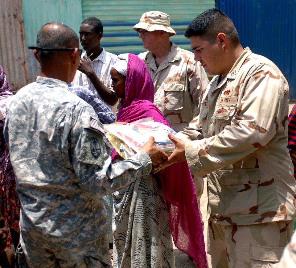 US Navy 070901-N-1003P-047 Combined Joint Task Force-Horn of Africa military personnel form a distribution line to unload school supplies at Horsed English Learning Center