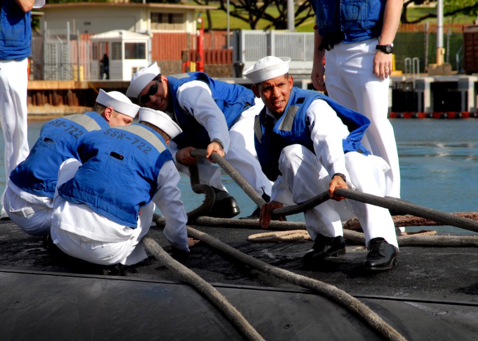 US Navy 070828-N-5476H-017 Sailors aboard Los Angeles-class attack submarine USS Key West (SSN 722) conduct mooring operations after pulling into Naval Station Pearl Harbor