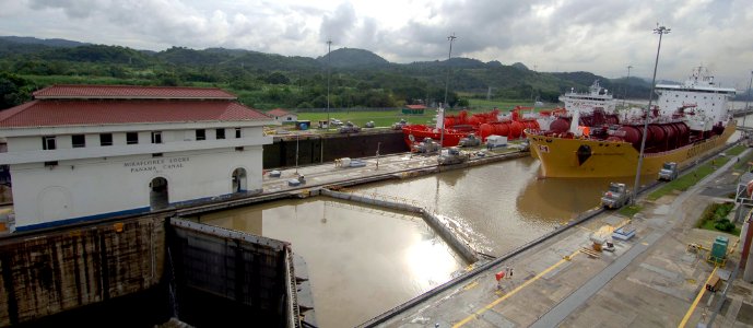 US Navy 070828-N-1810F-078 Ships prepare to enter Miraflores Locks, one of 3 locks used to raise and lower ships as they transit the canal photo