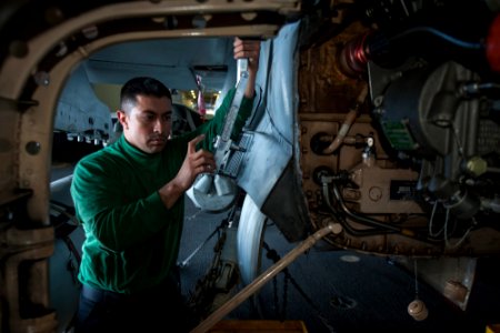 USS Carl Vinson aircraft maintenance 140519-N-DI878-014