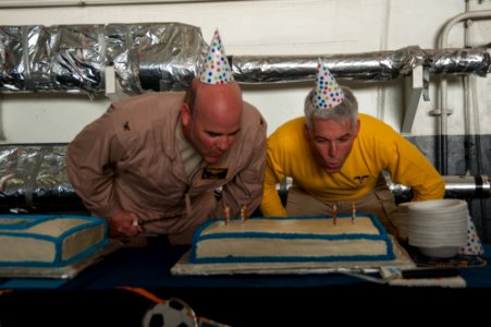 USS Carl Vinson CO, EO celebrate birthdays 141101-N-UW005-050