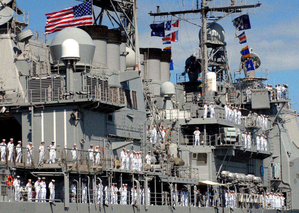 US Navy 070904-N-9758L-122 Sailors aboard Ticonderoga-class guided-missile cruiser USS Lake Erie (CG 70) man the rails as the ship returns home following a four-month deployment to the Western Pacific in support of the Navy^rsq