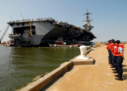 US Navy 070830-N-6854D-038 Line handlers from USS Dwight D. Eisenhower (CVN 69) stand on the pier while USS George Washington (CVN 73) moves into position to cast over mooring lines