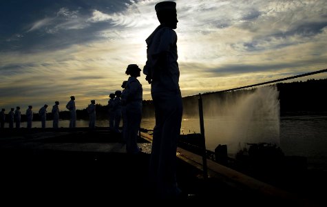 US Navy 070831-N-0684R-004 Sailors man the rails aboard Nimitz-class aircraft carrier USS John C. Stennis (CVN 74) as the ship returns to her homeport