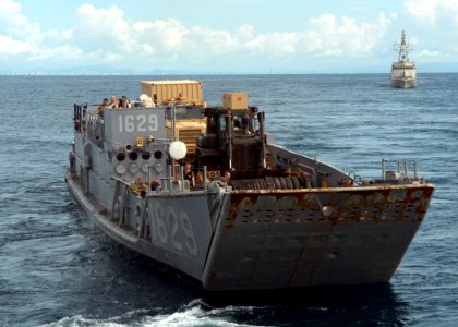 US Navy 070831-N-7029R-010 Landing Craft Utility 1629 from Assault Craft Unit (ACU) 1 disembarks from dock landing ship USS Pearl Harbor (LSD 52) while preparing to conduct maritime exercises during PANAMAX 2007 photo