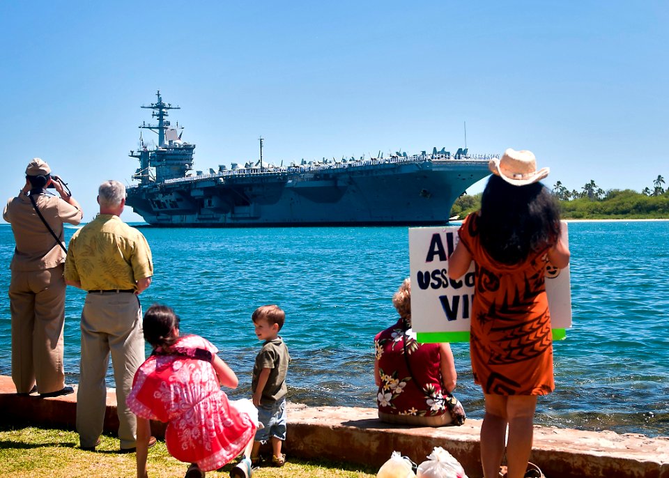 USS Carl Vinson 120515-N-QG393-021