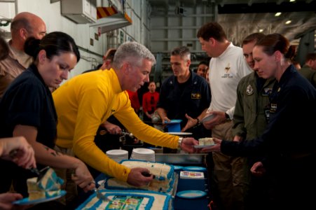 USS Carl Vinson CO, EO celebrate birthdays 141101-N-UW005-073