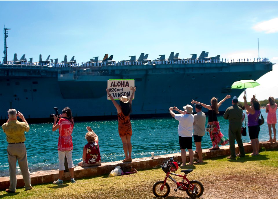 USS Carl Vinson 120515-N-QG393-034