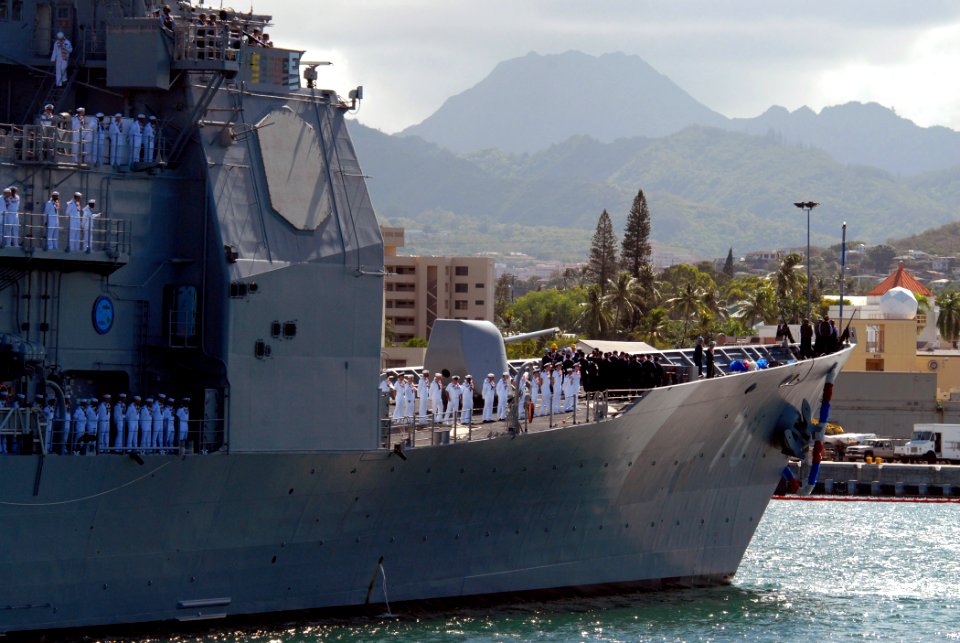 US Navy 070904-N-4965F-006 Sailors assigned to Ticonderoga-class guided-missile cruiser USS Lake Erie (CG 70) man the rails as she makes her way pierside to Naval Station Pearl Harbor
