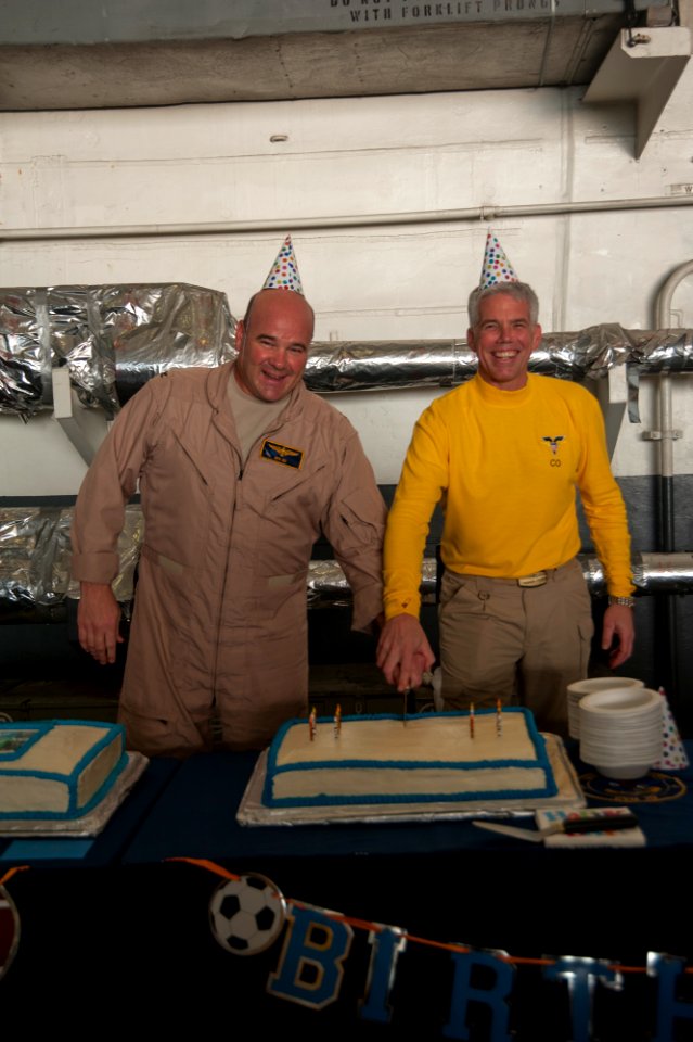 USS Carl Vinson CO, EO celebrate birthdays 141101-N-UW005-055