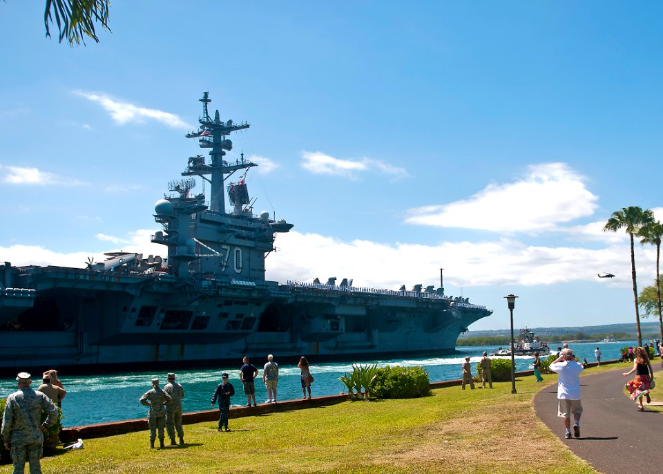 USS Carl Vinson 120515-N-QG393-043