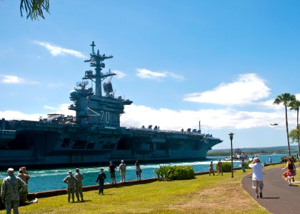USS Carl Vinson 120515-N-QG393-043