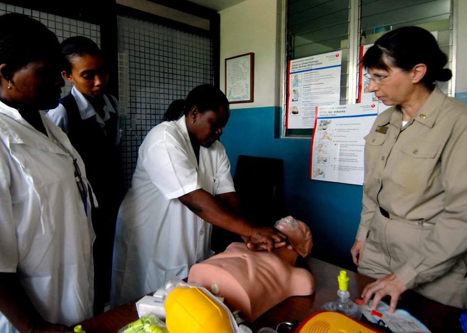 US Navy 070904-N-6278K-040 Cmdr. Patricia Corley, the training officer attached to Military Sealift Command hospital ship USNS Comfort (T-AH 20), teaches nursing students how to perform cardiopulmonary resuscitation at Hôpital