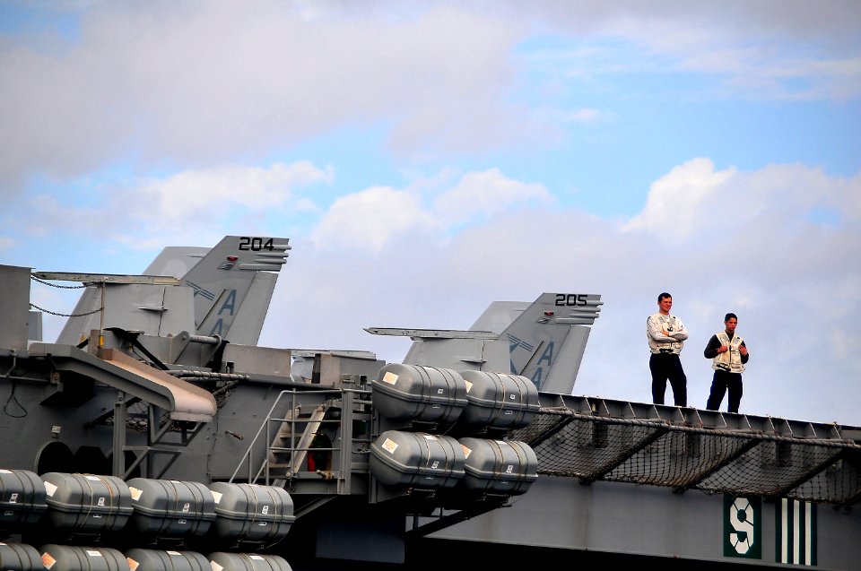 USS Carl Vinson 100304-N-RI884-317
